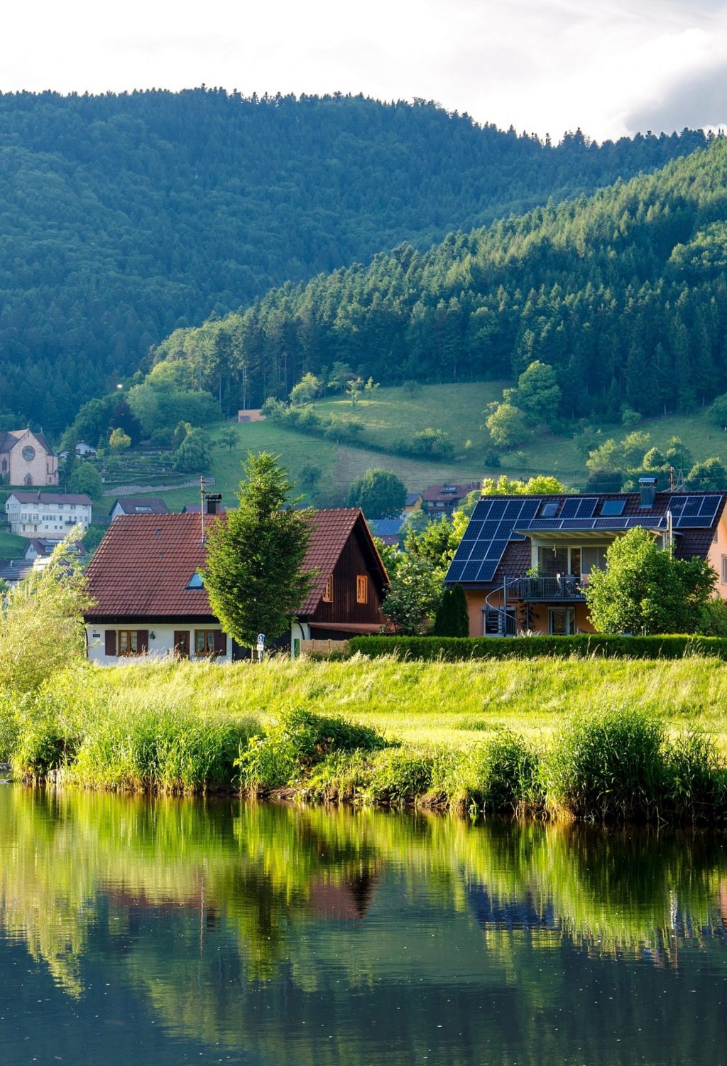 brown-grey-wooden-house-near-lake-at-daytime-158316-3