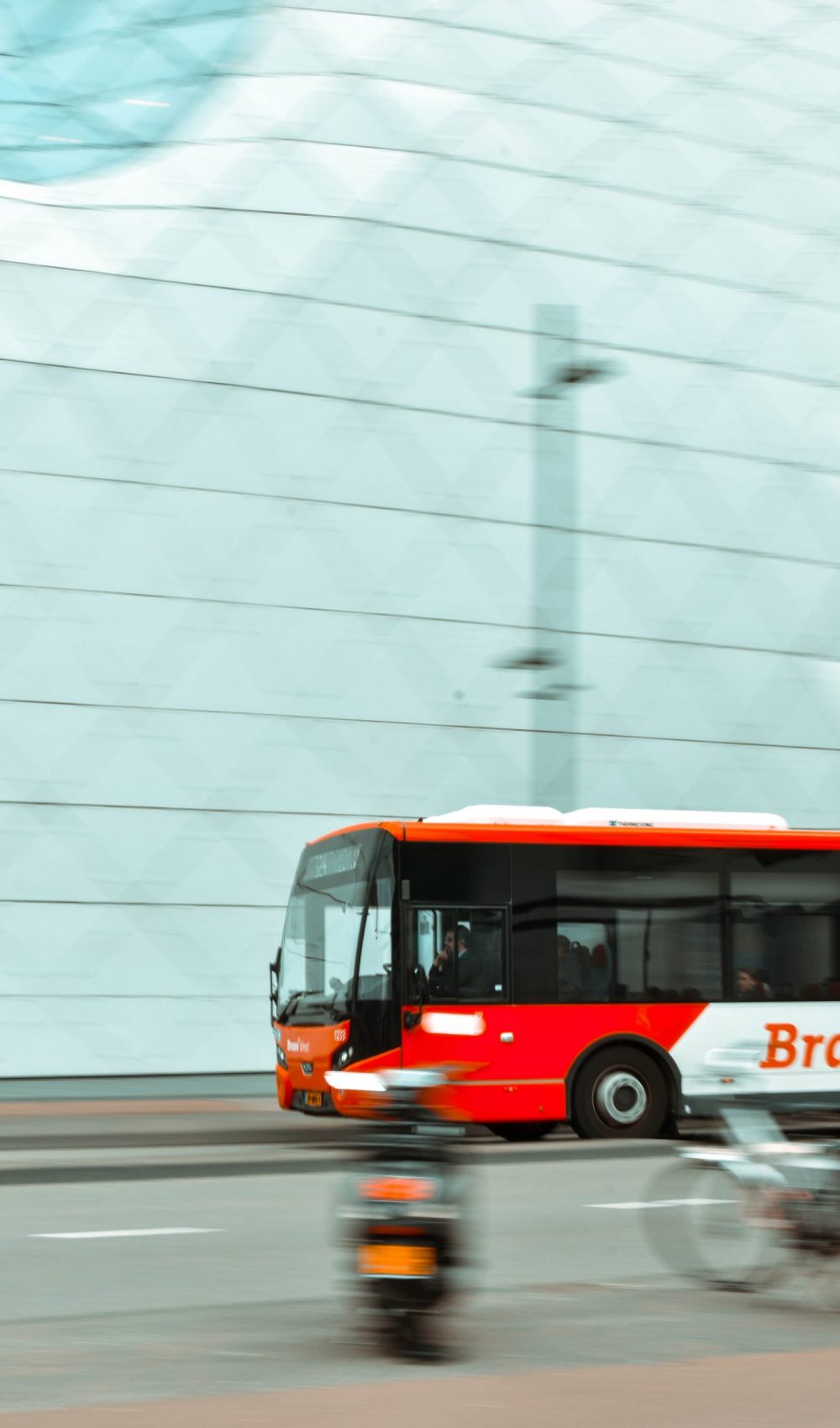 selective-focus-photography-of-red-and-white-bus-2085503 selective-focus-photography-of-red-and-white-bus-2085503